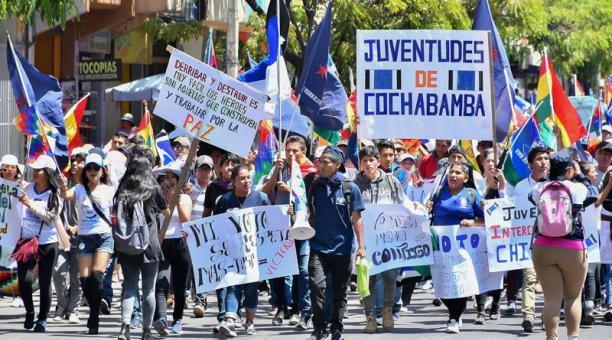 Simpatizantes de Evo Morales en Cochabamba se dirigen a una concentración con el Presidente. Foto: EFE