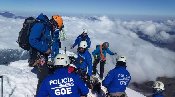 Ocho miembros del grupo especial de la Policía durante las tareas de rescate en las nieves del volcán Cotopaxi. Foto: Twitter Policía