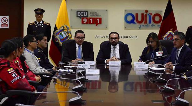 Juan Manuel Aguirre (corbata celeste), director de AMT, habló sobre el Plan Operativo de Movilidad ejecutado en el último feriado. Foto: Twitter AMT