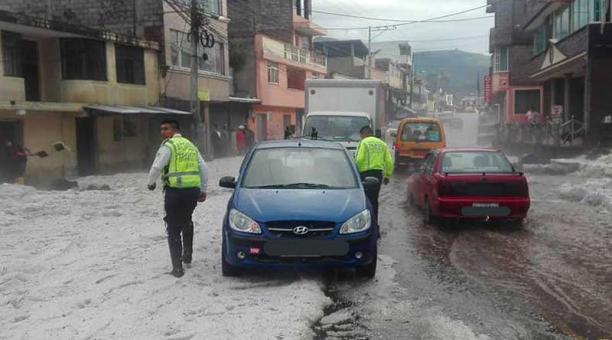 En Amaguaña se reportaron calles inundadas y acumulación de granizo. Foto: cortesía AMT