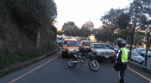Agentes de tránsito bloquearon el paso en la av. Simón Bolívar, tras el accidente que se registró a la altura del desvío con la autopista General Rumiñahui. Foto: Twitter AMT