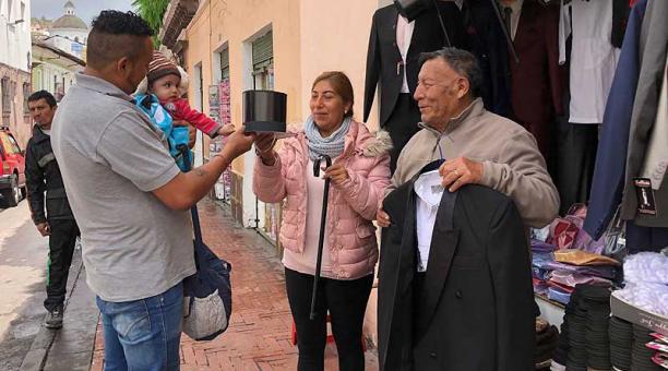 Segundo Almeida lleva 60 años vendiendo en el Centro de Quito. Tiene trajes de toda talla para chullas. Foto: Ana Guerrero / ÚN