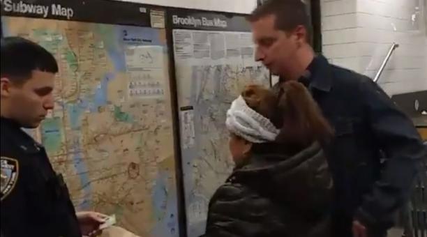 El video de la detención una migrante ecuatoriana que vendía churros en el metro de Nueva York, causó indignación por los controles a vendedores dentro del sistema de transporte. Foto: captura