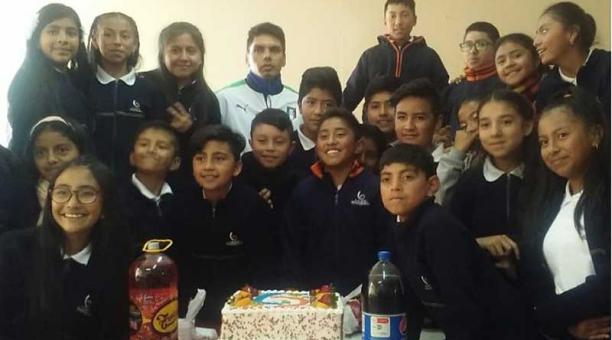 Un grupo de alumnos que llevó el pastel de cumpleaños. Foto: cortesía U.E.M. Bicentenario
