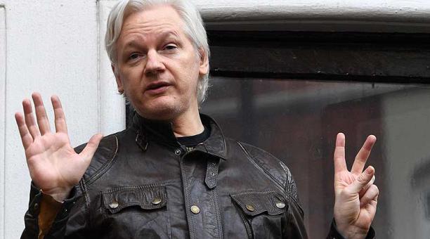 Assange fue condenado a 50 semanas de cárcel por violar las condiciones de libertad condicional en 2012, una pena que ya cumplió, aunque continúa en prisión porque los tribunales creen que hay riesgo de fuga. Foto: archivo / EFE