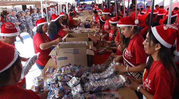 Los voluntarios y las reinas parroquiales y barriales se encargan de preparar los regalos. Foto: cortesía
