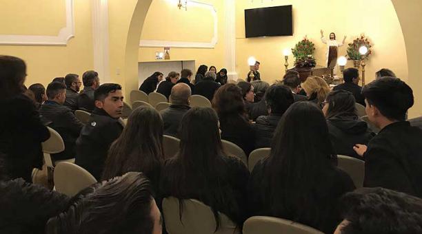Familiares y amigos de Gabriela Orbe acudieron a los actos fúnebres de la estudiante. Foto: Edwing Encalada / ÚN