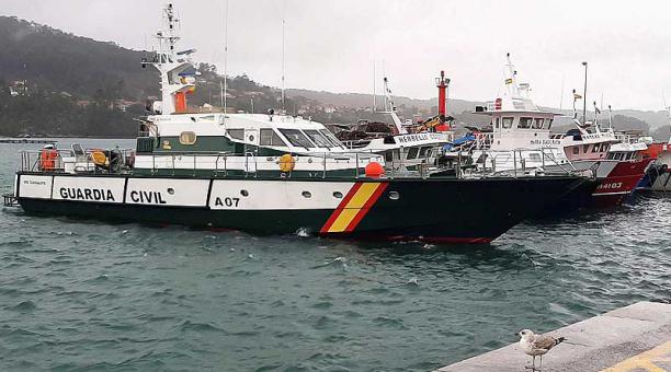 En el puerto de Aldán, Pontevedra, se buscaba reflotar al narcosubmarino. Foto: EFE
