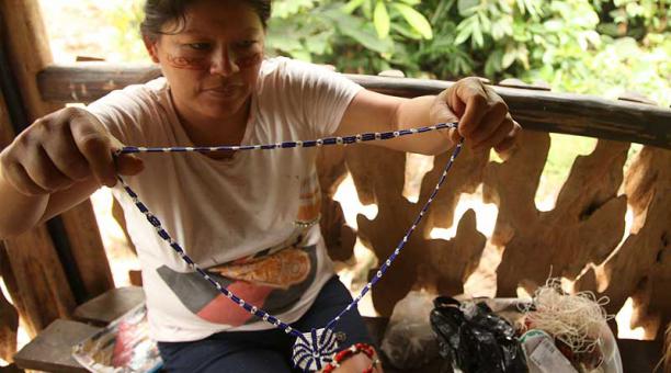 Olga Mocoshigua confecciona artefactos de barro para los turistas. Foto: Glenda Giacometti / ÚN