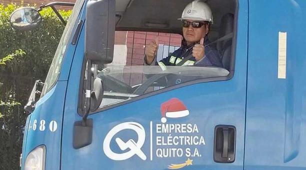 Los carros de la Empresa Eléctrica Quito están en ‘modo Navidad’. Foto: cortesía EEQ