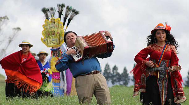 En los bellos parajes de Píllaro (Tungurahua) se realizó la grabación del video de ‘Maíz en flor’. Foto: cortesía Fénix Producciones