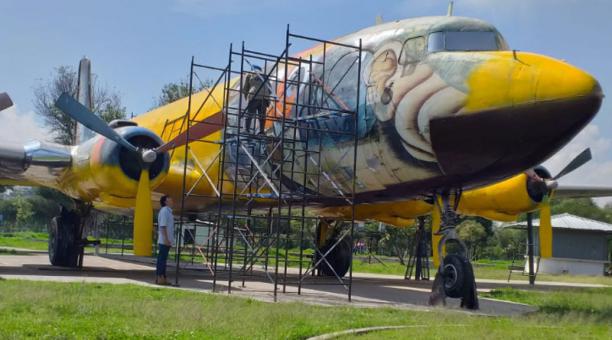 El avión se exhibe desde hace 44 años en el parque La Carolina, en el norte de Quito. Foto: ÚN