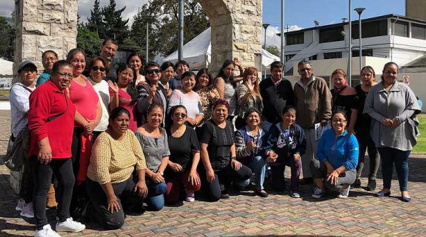 Vecinos de la Atahualpa y sus alrededores se reúnen en la Casa Somos del sector. En el lugar se puede encontrar con representantes de antiguas y nuevas generaciones. Foto: Ana Guerrero / ÚN