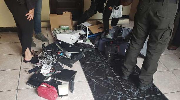 En la imagen, algunas de las cosas que los detenidos se querían llevar de la vivienda. Foto: cortesía Policía Nacional