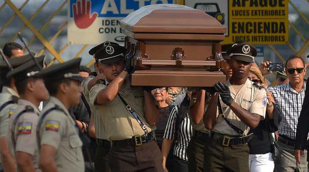 Policías cargaron el féretro del ecuatoriano Douglas Rodríguez para su entierro. Foto: EFE