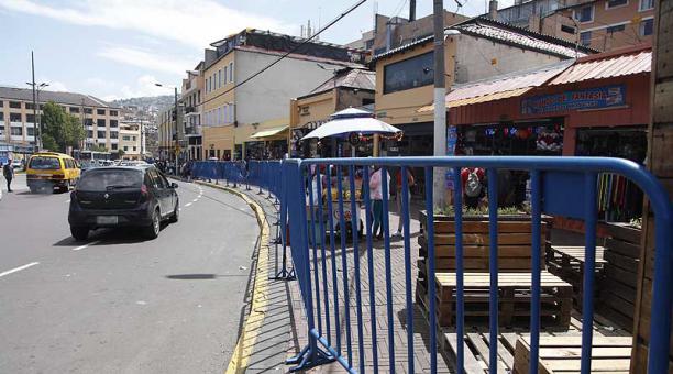 Agentes colocaron 400 vallas metálicas de protección en el Centro de Quito. Foto: Galo Paguay / ÚN