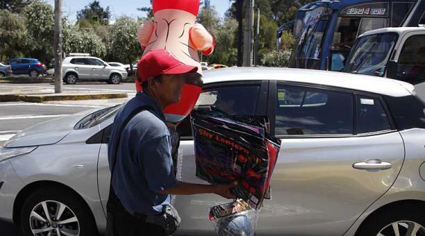 Los ambulantes intentan vender y escapar del ojo de los metropolitanos. Foto: Galo Paguay / ÚN