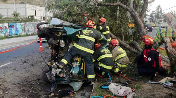 Un vehículo se impactó contra un árbol del parterre, en el sector de Pomasqui. Foto: Twitter Bomberos Quito