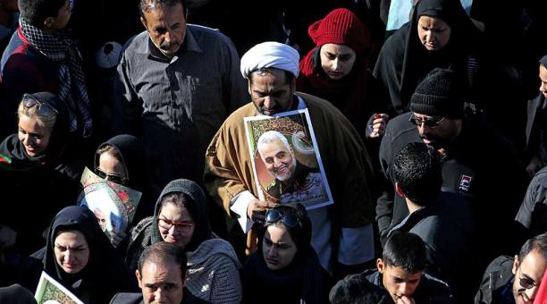 Miles de iraníes se reúnen durante las procesiones fúnebres por el asesinato del general Qasem Soleimaní en su ciudad natal Kerman, este 7 de enero del 2020. Foto: AFP