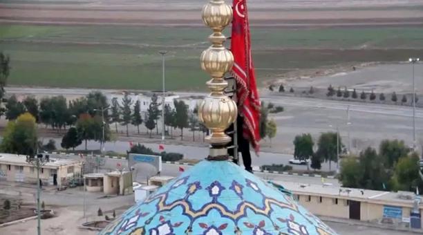 Normalmente, en la cúpula de la mezquita se encuentra una bandera de color azul, pero esta vez se desplegó una roja, símbolo de la sangre inocente derramada en la cultura islámica chií. Foto: captura