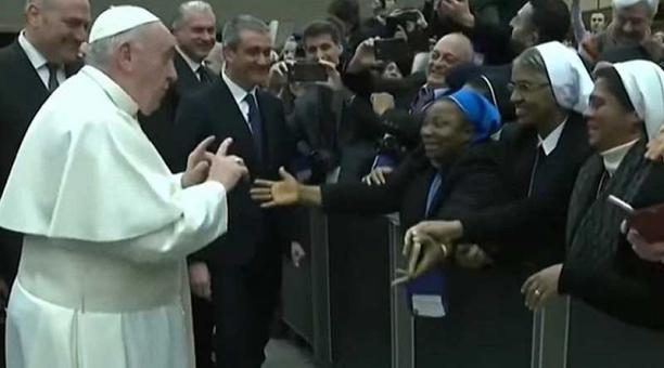 El Papa bromeó con la mujer mientras saludaba y daba la bendición a los fieles. Foto: captura