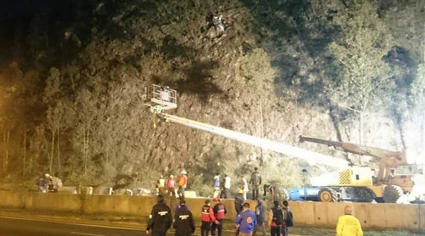 Los trabajos continuaron incluso cuando empezó a caer la noche. Foto: Twitter Obras Quito