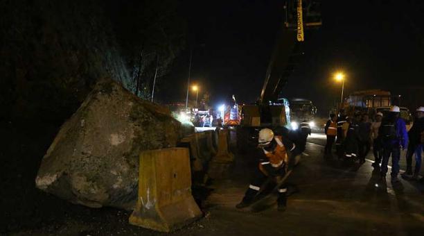 La parte de la enorme roca pudo ser retirada la noche del 8 de enero del 2020. Foto: cortesía Municipio de Quito