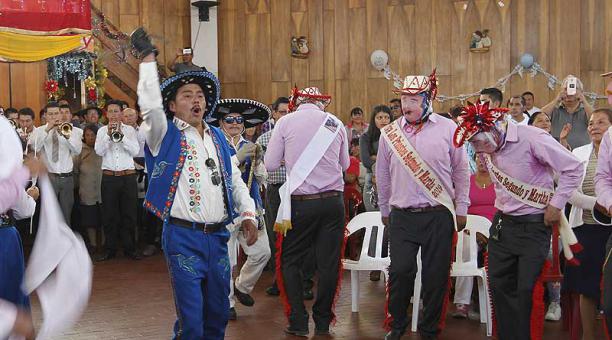 Los Caporales de Angamarca (Cotopaxi) vinieron hasta la iglesia de Santa Rita, para ser parte de la fiesta en honor al Niño. Foto: Eduardo Terán / ÚN
