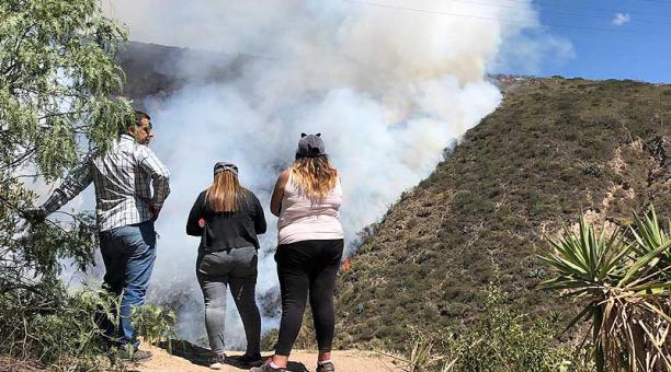 Los vecinos del barrio Santa Clara están preocupados que las llamas alcancen sus viviendas. Foto: Eduardo Terán / ÚN