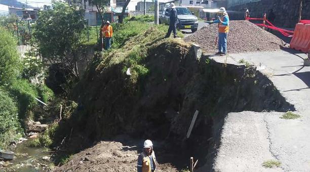 Trabajos del personal de la Epmmop en Chillogallo, sur de Quito. Foto: Twitter @ObrasQuito