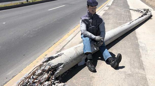 Poste tumbado en la Ruta Viva. Foto: Diego Pallero / ÚN