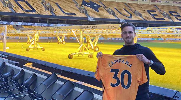 Leonardo Campana luce la camiseta 30 del Wolverhampton Wanderers, tras firmar su contyrato. Foto: EFE / cortesía Pablo Campana