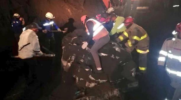 Los trabajadores retiran el material pétreo desde la noche del martes 21 de enero del 2020. Foto: cortesía Ministerio de Transporte
