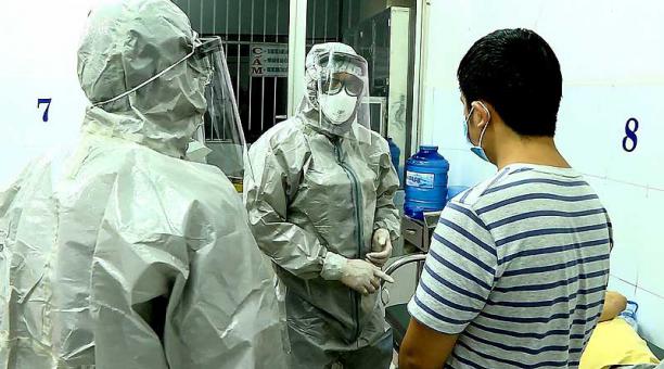 Personal médico usa trajes de protección para interactúar con pacientes  en el hospital Cho Ray en la ciudad de Ho Chi Minh, en Vietnam. Foto: AFP