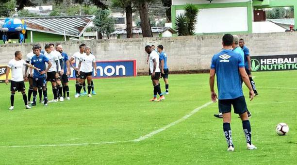 Los jugadores de Liga de Quito y Católica en el amistoso en Pomasqui. Foto: Twitter Universidad Católica