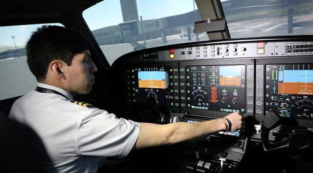 El centro de Aeronáutica Civil FlyingPro posee un simulador francés en donde los pilotos pondrán a prueba sus destrezas de vuelo. Foto: cortesía Municipio de Quito