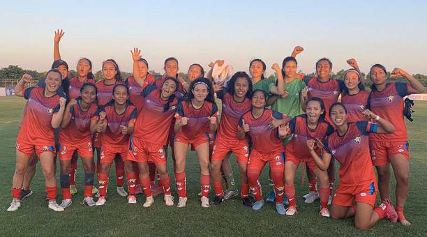La felicidad de las chicas de El Nacional Sub 16 tras vencer 3-1 a S. Cristal. Foto: Conmebol