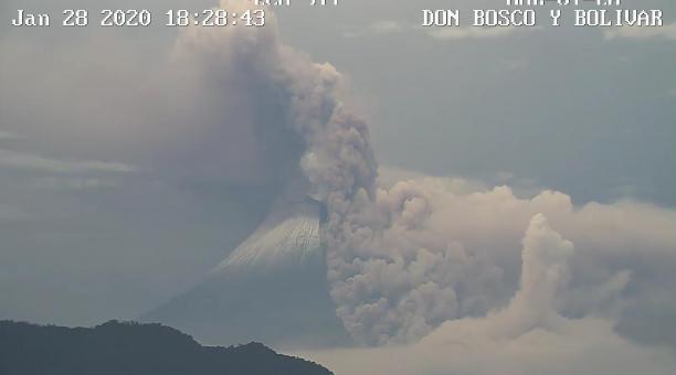 Las cámaras de seguridad del ECU 911 registraron la actividad eruptiva del volcán Sangay, el martes 28 de enero del 2020. Foto: Twitter ECU 911