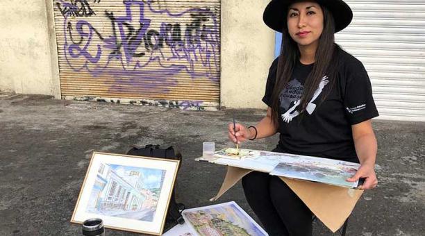 Nathaly Herrera no suelta su pincel, pues ama pintar los recodos de su Quito. Fotos: Betty Beltrán / ÚN