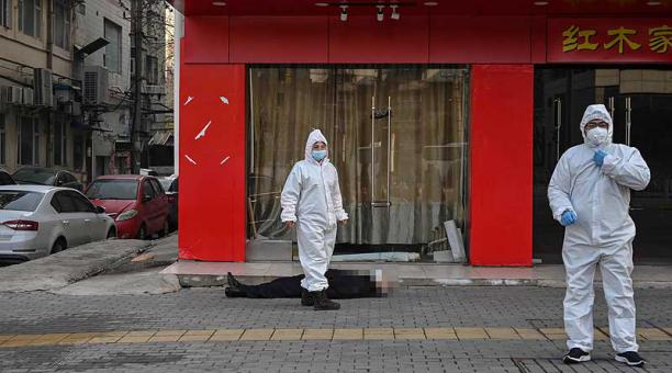 El hombre fallecido llevaba en la cara una mascarilla de protección blanca. Foto: AFP