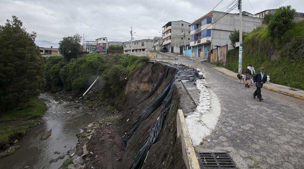 El deslizamiento de la tierra ha ocasionado problemas para la movilización de los vecinos de este sector del sur de Quito. Foto: Armando Prado / ÚN