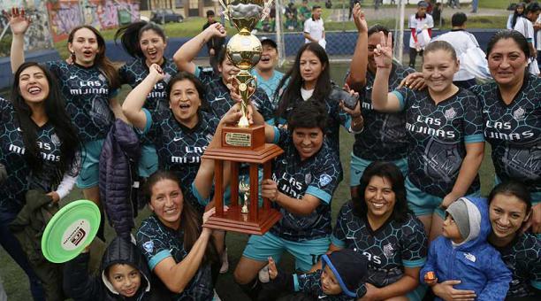 Mijinas festeja su primer campeonato en la modalidad indorfútbol femenino. Foto: Diego Pallero / ÚN