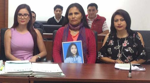 La madre de Carolina, acompañada por su defensa en la audiencia de juzgamiento. Foto: Twitter de la Fiscalía