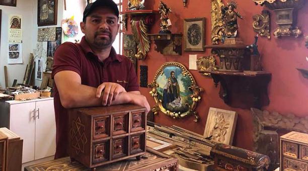 El artista José Luis Jiménez en su taller en la tradicional calle de La Ronda. Foto: Betty Beltrán / ÚN