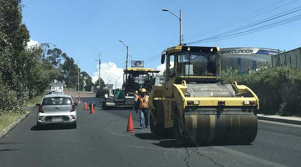 Solo se puede transitar por un carril en la Simón Bolívar debido a las obras. Foto: Edwing Encalada / ÚN