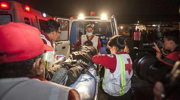 Algunos heridos llegaron la noche del sábado 15 de febrero del 2020 al aeropolicial de Guayaquil. Foto: Enrique Pesantes / ÚN