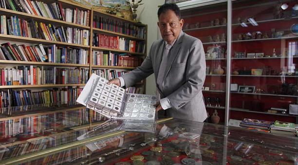 Julio Álvarez es el propietario de Librería Nacional, negocio ubicado en el centro de Quito. Foto: Galo Paguay / ÚN