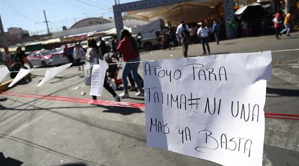 Habitantes de la comunidad de Tulyehualco, en Ciudad de México, tienden un cordón con frases de apoyo a los familiares de Fátima, de 7 años. Foto: EFE