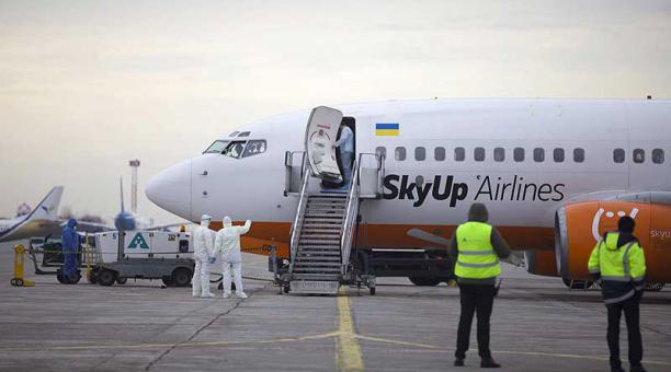 El avión de la compañía Sky Up, llegó este 20 de febrero del 2020 a Járkov, Ucrania, después de repostar en el aeropuerto de Kiev. Foto: EFE