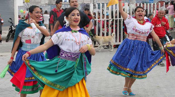 Las comparsas carnavaleras desfilarán por aproximadamente tres horas en el norte y sur de Quito. Foto: archivo / ÚN